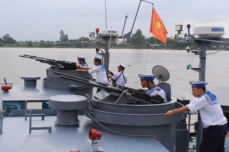 PCF được thiết với phần vỏ thân bằng nhôm, tàu có chiều dài khoảng 15m, rộng 4m, mớn nước 1,5m.Trái tim của con tàu này là một động cơ diesel GM 12V71N có công suất 480 mã lực cho tốc độ tối đa tới 21 hải lý/giờ đạt tầm hoạt động khoảng 590km. Trong ảnh là các tháp súng máy được đặt trên thân tàu PCF. Nguồn ảnh: Thanh Niên.