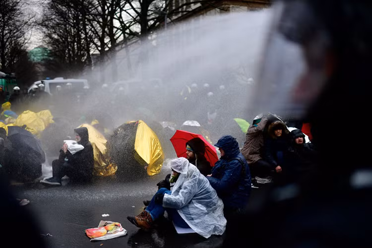 Tổng cộng có 5 cuộc biểu tình được lên kế hoạch ở thành phố phía bắc nước Đức hôm 2/12. Khoảng 6.000 người tham gia cuộc biểu tình ủng hộ nhập cư ở trung tâm thành phố và hàng nghìn người khác tham gia cuộc biểu tình lớn khác do giới nghiệp đoàn kêu gọi.