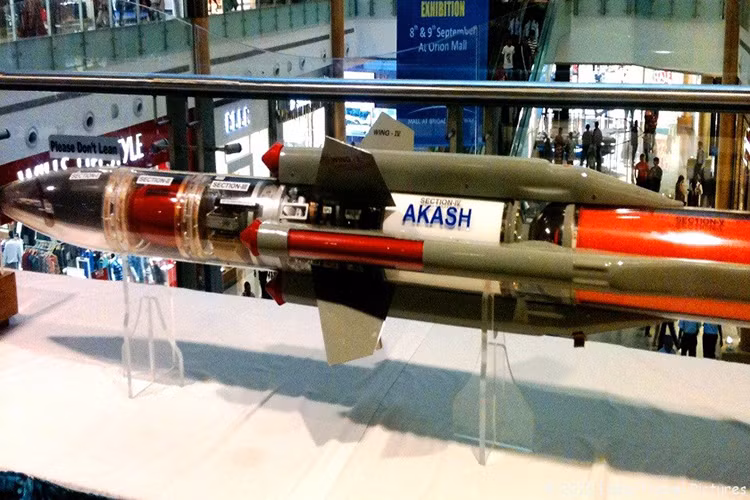 So sánh với một tổ hợp tương đương như SPYDER-MR thì tầm bắn của nó lên tới 35 km, trần bay thấp hơn một chút khi đạt 16 km. Tuy nhiên SPYDER-MR với đạn tên lửa Python-5 và Derby có chế độ “khóa mục tiêu sau khi phóng” cực kỳ hiện đại, độ cơ động rất cao, chống nhiễu tốt, cung cấp các lựa chọn khác nhau cho việc tiêu diệt đối tượng bay, đồng thời cơ số đạn trên một xe mang phóng cũng nhiều hơn. Nguồn ảnh: India Travel.