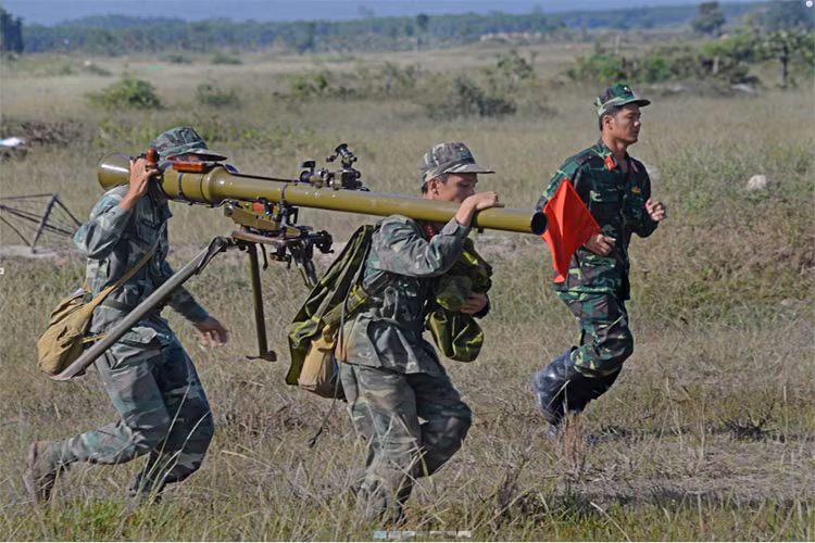 Đại tá Nguyễn Xuân Sơn, Chính ủy Quân đoàn 4 cho biết: Diễn tập chiến thuật vòng tổng hợp có bắn đạn thật là một nội dung hết sức quan trọng nhằm đưa bộ đội đến gần nhất với thực tế chiến đấu trên chiến trường. Cuộc diễn tập đạt được các mục tiêu đề ra, đảm bảo an toàn về người và vũ khí, trang thiết bị. Ảnh: Tổ đội súng chống tăng cơ động chiếm lĩnh trận địa.