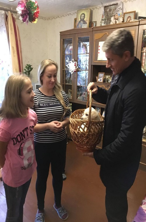 Theo đó Tổng thống Nga Vladimir Putin thường xuyên gửi những món quà đặc biệt cho trẻ em Nga ở mọi lứa tuổi và không phân biệt tầng lớp, điều này một phần nào đó thể hiện sự quan tâm của ông đối với thế hệ tương lai của nước Nga. Hình ảnh Chú chó con giống Labrador, món quà Năm Mới của Tổng thống Putin tặng nữ sinh Alina Bobok, năm 2017. Nguồn ảnh: Sputnik.