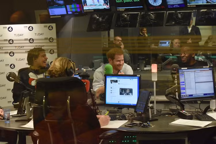 Một phút vui vẻ của Hoàng tử Harry và ê kíp của Radio 4 Today sau khi kết thúc buổi phát thành.