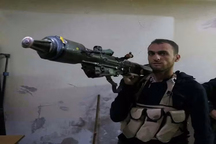 Điều này càng có cơ sở khi xuất hiện hình ảnh phiến quân HTS với tên lửa phòng không vác vai HT-16PGJ do Triều Tiên chế tạo vốn nằm trong trang bị của Quân đội Syria trước đây. Do đó nhiều khả năng phiến quân HTS đã sử dụng tên lửa HT-16PGJ để bắn hạ chiến đấu cơ Syria. Nguồn ảnh: Oryx.