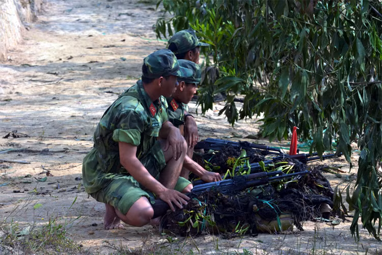 Bộ binh chuẩn bị vượt vật cản nước