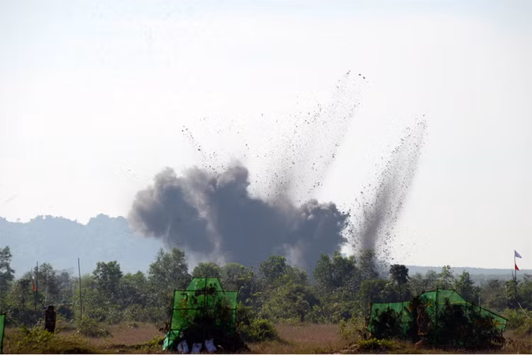 Mục tiêu mặt đất và trên không bị tiêu diệt.