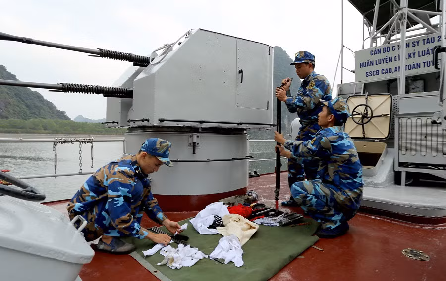 Cán bộ, chiến sĩ Tàu 201, Hải đội 135, Lữ đoàn 170 thực hiện nội dung thi ngày kỹ thuật.