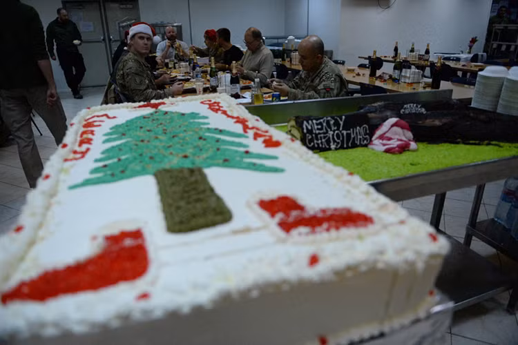 Nếu X-box và Playstation dùng để tiêu khiển thì để lấp đi nổi nhớ nhà, quân đội Mỹ cũng đảm bảo cho các binh sĩ của mình được thưởng thức những món ăn truyền thống trong các ngày lễ như Lễ Tạ ơn hay Giáng sinh ngay trên chiến trường. Nguồn ảnh: Stars and Stripes.