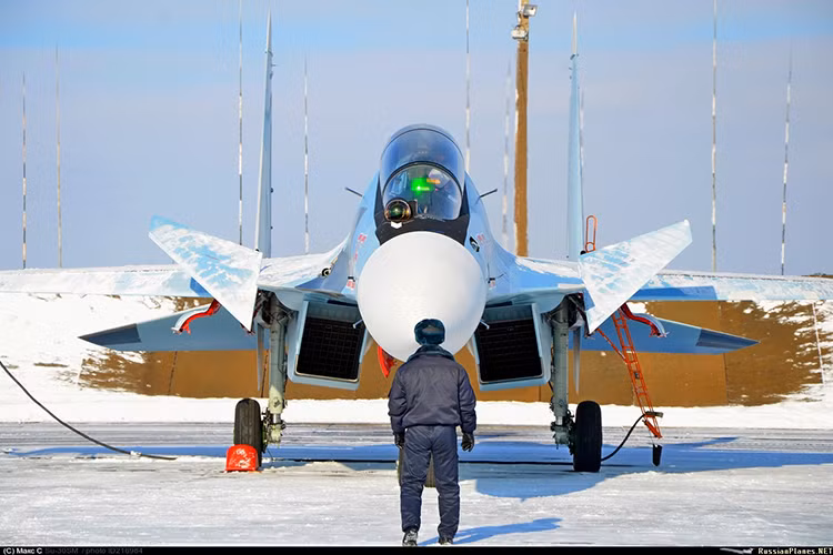 Còn về Không quân Nga, lực lượng này sẽ được trang bị thêm chiến đấu cơ Su-35 và Su-34, những chiến cơ từng thể hiện rất tốt trong các chiến dịch quân sự của Nga tại Syria. Bên cạnh đó, các phi công Nga còn có cơ hội sử dụng loại tiêm kích siêu cơ động Su-30SM, hiện đang được đội bay biểu diễn “Hiệp sĩ Nga” sử dụng trong những màn trình diễn không tưởng của họ. Nguồn ảnh: Aviation Forums