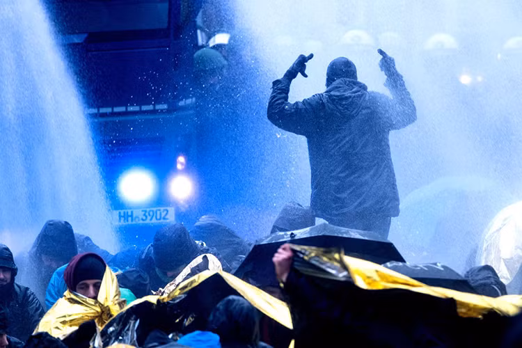 Trong thời tiết giá lạnh, cảnh sát Hanover phải sử dụng vòi rồng, dùi cui và xịt hơi cay để dọn đường cho 600 đại biểu đến nơi họp.