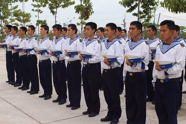 Có lịch sử hình thành và phát triển từ Kháng chiến chống Mỹ, ngày nay Lữ đoàn giang thuyền 962 có nhiệm vụ bảo vệ, bảo đảm an ninh ven biển, vùng sông nước Cửu Long. Bên cạnh đó, đơn vị còn có trách nhiệm tham gia các công tác cứu hộ, cứu nạn, khắc phục hậu quả thiên tai vùng sông nước. Nguồn ảnh: angiang.gov.vn