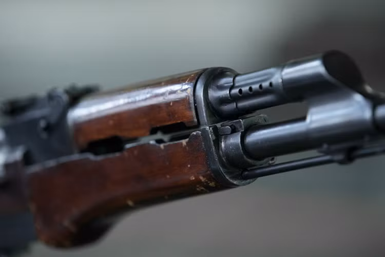 "Tất cả các tính năng thực tế trên đã được loại bỏ sau các bài kiểm tra của quân đội Liên Xô. Bộ chỉ huy quân đội Liên Xô quyết định AK-47 không cần phải có loa che lửa đầu nòng quá phức tạp còn báng gấp kim loạt ảnh hưởng xấu tới tính chính xác của súng. Vì vậy cả hai tính năng này đã bị loại bỏ, " Vadim Kozulin – Giáo sư Viện Hàn lâm Khoa học Quân sự, nói với Russia Beyond cho hay. Nguồn ảnh: Kalashnikov.