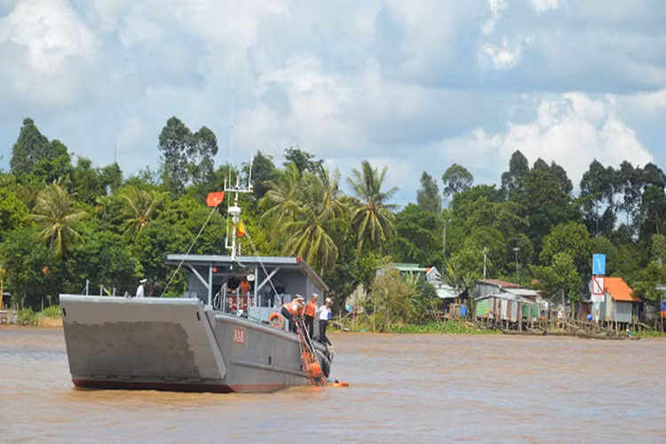 Trong ảnh là tàu đổ bộ ST-2300 của Lữ đoàn giang thuyền 962, trong một buổi huấn luyện tìm kiếm cứu nạn trên vùng sông nước. Nguồn ảnh: Báo An Giang.