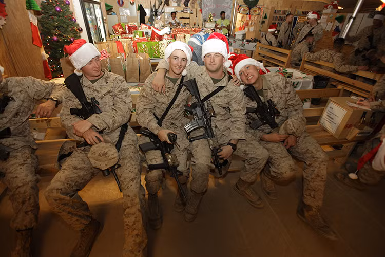Lễ Tạ ơn, Giáng sinh hay Đêm giao thừa luôn là những ngày lễ lớn đối với nước Mỹ. Tuy nhiên, đối với những lính Mỹ đang làm nhiệm vụ ở nước ngoài thì họ lại có cách đón những ngày lễ trên khác hẳn so với quê nhà. Và hãy cùng xem lính Mỹ đón một mùa Giáng sinh như thế nào ngay trên tuyến đầu của chiến trường Afghanistan. Nguồn ảnh: Marine Corps.