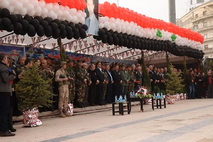 Trong hình ta có thể thấy tham dự lễ kỷ niệm 1 năm giải phóng Aleppo có cả đại diện của Lực lượng vũ trang Nga tại Syria. Nguồn ảnh: SANA.