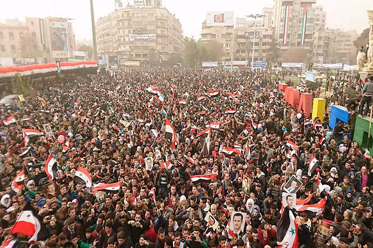 Cũng theo Muraselon, hàng nghìn người dân Aleppo đã đổ ra đường vẫy cờ Syria, giơ cao những bức hình của những người lính đã hy sinh anh dũng trong cuộc chiến chống khủng bố để giải phóng thành phố chiến lược này. Nguồn ảnh: SANA.