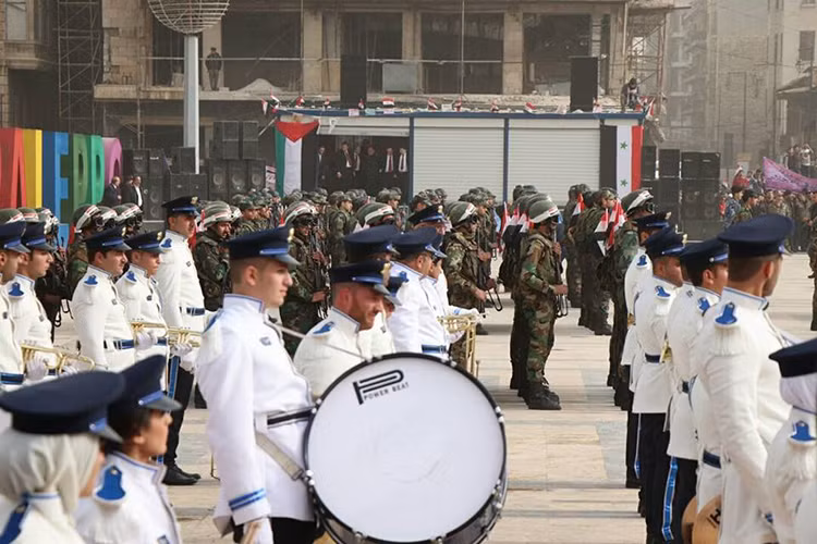 Khi được phỏng vấn, một số người dân Aleppo lạc quan cho rằng, họ hy vọng trong năm tới đất nước Syria sẽ sạch bóng những kẻ khủng bố bẩn thỉu và Aleppo sẽ trở lại như xưa. Nguồn ảnh: SANA.