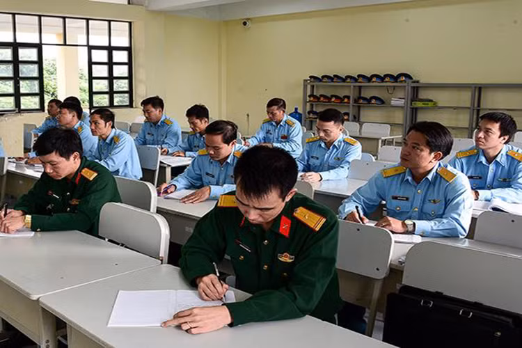 Giờ học tập của học viên lớp liên kết đào tạo chính ủy cấp trung (lữ), sư đoàn Phòng không khóa 30.