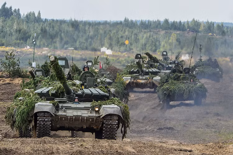 Cuộc tập trận Zapad-2017: Tháng 9/2017, Quân đội Nga và Belarus tổ chức cuộc tập trận chung mang tên Zapad-2017 (Phương Tây-2017) với sự tham gia của 12.700 binh sĩ. Đây là cuộc tập trận tốn nhiều giấy mực nhất trong năm 2017, khi phương Tây liên tục cáo buộc Nga-Belarus có hành động gây chiến đe dọa tới an ninh của châu Âu. Nguồn ảnh: RT.