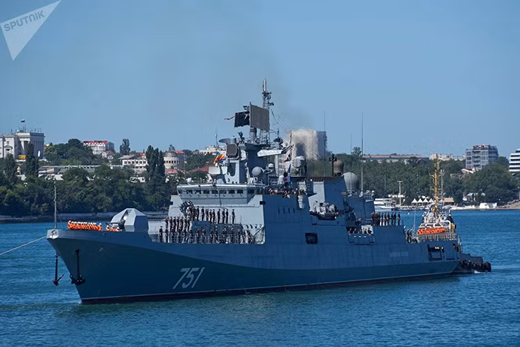 Tàu khu trục thuộc Project 11356 được thiết kế để chống lại tàu nổi và tàu ngầm của đối phương, để đáp trả lại vụ tấn công từ trên không, giáng đòn tấn công bằng vũ khí chính xác vào các mục tiêu mặt đất, cũng như để tham gia các hoạt động chống khủng bố và chống cướp biển. Nguồn ảnh: Sputnik.