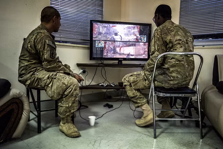 Do đó, chả ngạc nhiên lắm khi trong các căn cứ quân sự của Mỹ ở nước ngoài mà cụ thể là Afghanistan có sự xuất hiện của các máy chơi game cầm tay như X-box hoặc Playstation mới nhất. Nguồn ảnh: Military.