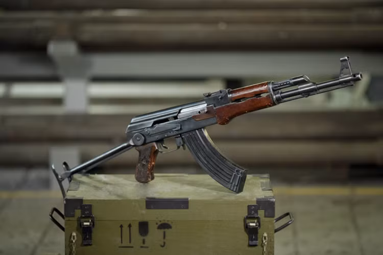 Theo Russia Beyond, kiểu dáng biểu tượng của nước Nga súng trường tấn công Kalashnikov AK-47 đã trải qua một số thay đổi kể từ khi nó được giới thiệu lần đầu tiên vào năm 1948 - trên thực tế, mô hình đầu tiên của mẫu súng này chưa bao giờ được thêm vào kho vũ khí của quân đội Liên Xô. Nguồn ảnh: Kalashnikov.