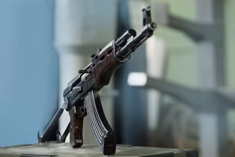 Khẩu AK-47 đầu tiên rời khỏi dây chuyền sản xuất vào năm 1948 trước khi trải qua các thử nghiệm quân sự nghiêm ngặt. Nhưng mẫu súng trường biểu tượng của nước Nga mà chúng ta biết ngày hôm nay khác hoàn toàn so với mô hình ban đầu. Trong ảnh là nguyên mẫu AK-47 năm 1948 trước khi mẫu súng này được sản xuất hàng loạt. Nguồn ảnh: Kalashnikov.