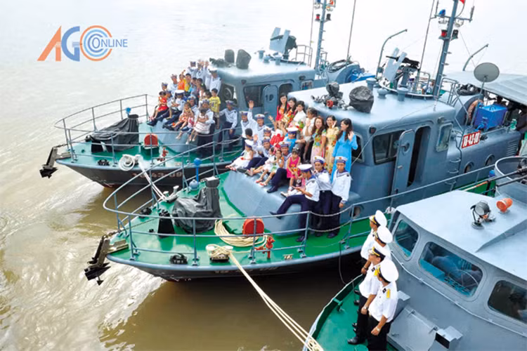 Hầu hết các tàu tuần tra của Lữ đoàn giang thuyền 962 đều được vũ trang với súng máy hạng nặng 12.7mm hoặc 7.62mm, ngoài ra trên các tàu ST-175 chúng còn được trang bị súng phóng lựu tự động AGS. Nguồn ảnh: Báo An Giang.