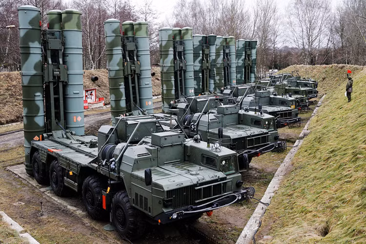 S-400 Triumph tâm điểm của thế giới: Năm 2017 cũng chứng kiến sự lên ngôi của tổ hợp tên lửa phòng không tầm xa S-400 Triumph với một loạt hợp đồng xuất khẩu, thậm chí các nước đang tranh nhau mua S-400 từ Moscow. Mặt khác, Quân đội Nga cũng đưa vào trang bị hàng loạt các đơn vị S-400 mới tại các vị trí trọng yếu của nước này. Nguồn ảnh: TASS.
