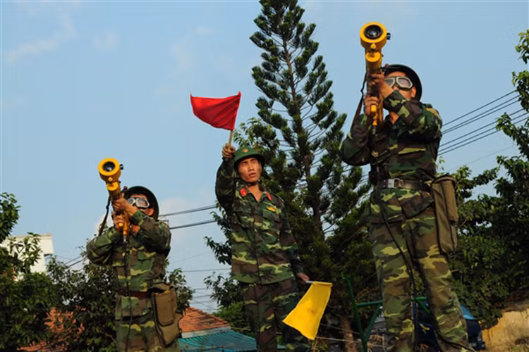 Mỗi tổ hợp tên lửa phòng không A72 có trọng lượng chiến đấu nặng 15kg (gồm cả đạn), dài 1,44m, đường kính 72mm. Được vận hành bởi kíp chiến đấu từ 1-2 binh sĩ. Nguồn ảnh: Báo Quân khu 7.