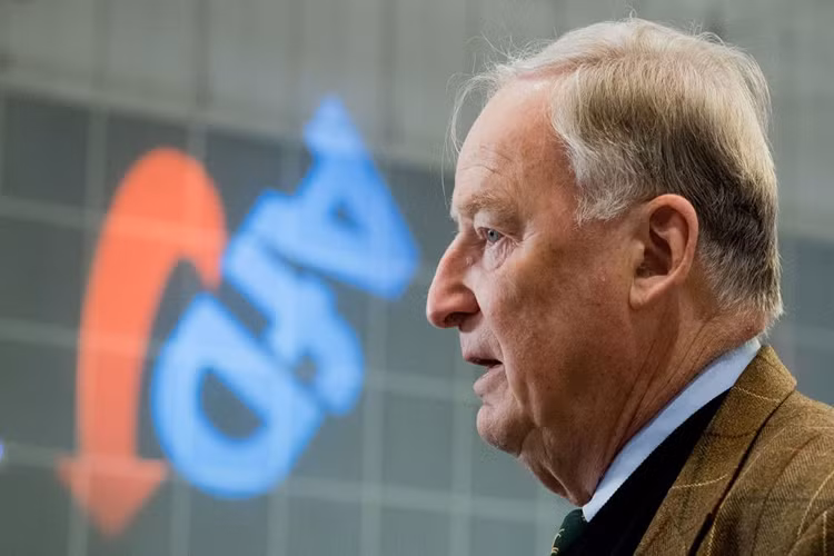 Đại hội của AfD đã chọn Alexander Gauland trở lại vị trí đồng chủ tịch đảng. Gauland, đại diện của tư tưởng dân túy cực hữu, từng nắm giữ chức vụ này cho đến năm 2015. Gauland nổi tiếng là người mạnh miệng và đã từng bảo vệ một đảng viên của AfD cho rằng lịch sử nên được viết lại để chú trọng hơn vào những nạn nhân người Đức của phát xít trong Thế chiến II.
