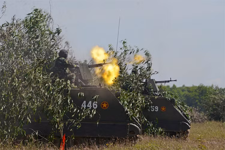 Xe thiết giáp M113 chi viện hỏa lực tiêu diệt địch lọt vào trận địa.