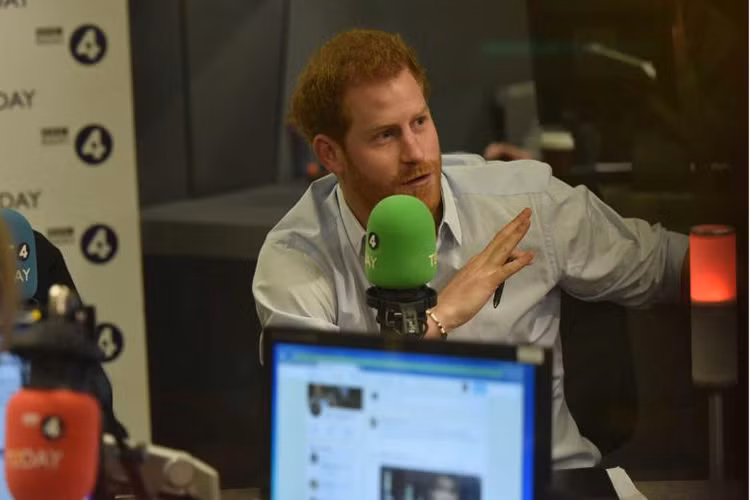 Hoàng tử Harry làm khá nhiều nhân viên Radio 4 Today phải kinh ngạc với khả năng điều hành chương trình của mình.