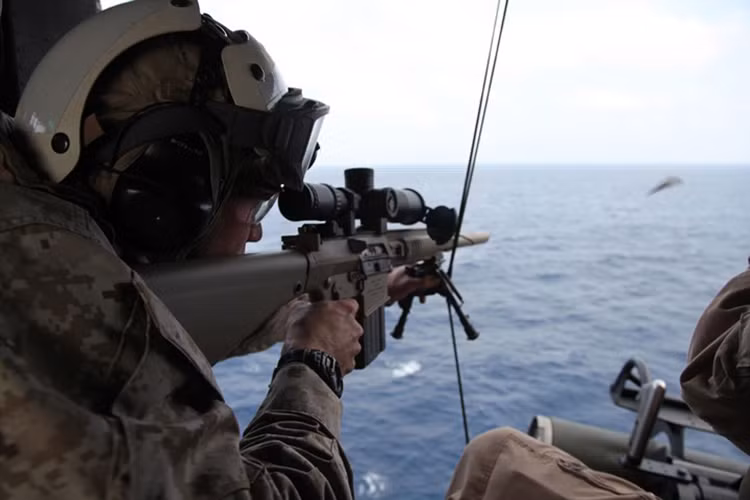 Lính bắn tỉa Mỹ tấn công mục tiêu từ trực thăng UH-1Y Viper.