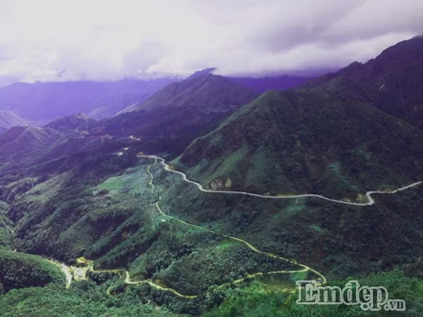 Trên cung đường tới đỉnh đèo hiểm trở nhất Việt Nam bạn sẽ được đắm chìm trong những đám mây, những trận mưa và đặc biệt là những cơn gió cực mạnh trên đỉnh đèo. Ở Cổng Trời, người dân địa phương dựng lều để bán các món thịt nướng và trứng nướng bên bếp than hồng. Bạn cũng có thể ngồi thưởng thức những món ăn này và sưởi ấm.