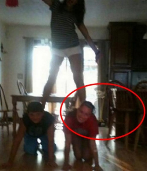 Bóng dáng kì lạ với gương mặt khác người của kẻ thứ 4 này thực sự khiến người ta cảm thấy lạnh xương sống.