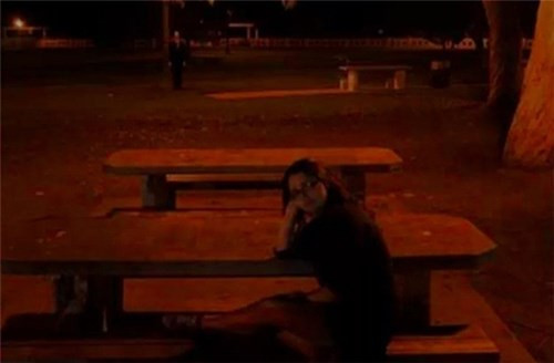 Đây là lí do bạn đừng bao giờ chụp ảnh vào ban đêm ở những nơi vắng vẻ. Ảnh: Internet.