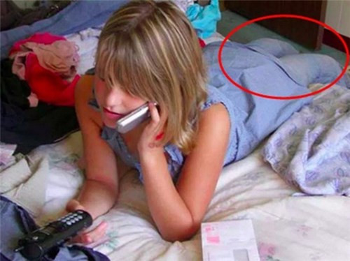 Có phải cô bé này có khả năng uốn dẻo? Tư thế khó hiểu này khiến người nhìn cảm thấy hoảng loạn.