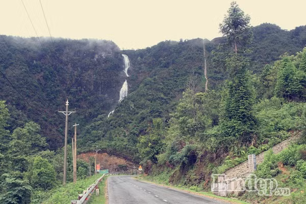 Đèo Ô Quy Hồ nằm trên quốc lộ 4D nối liền hai tỉnh Lao Cai - Lai Châu. Từ lâu, Ô Quy Hồ được mệnh danh là một trong những đỉnh đèo ngoằn ngoèo và hùng vĩ bậc nhất ở các tỉnh miền núi phía Bắc. Nơi đây quanh năm mây bao phủ, nhiệt độ dưới 20 độ C. Cung đường đến với Cổng Trời (độ cao 2.073m so với mực nước biển), nơi cao nhất của đèo Ô Quy Hồ đi qua thác Bạc và thác Tình Yêu.