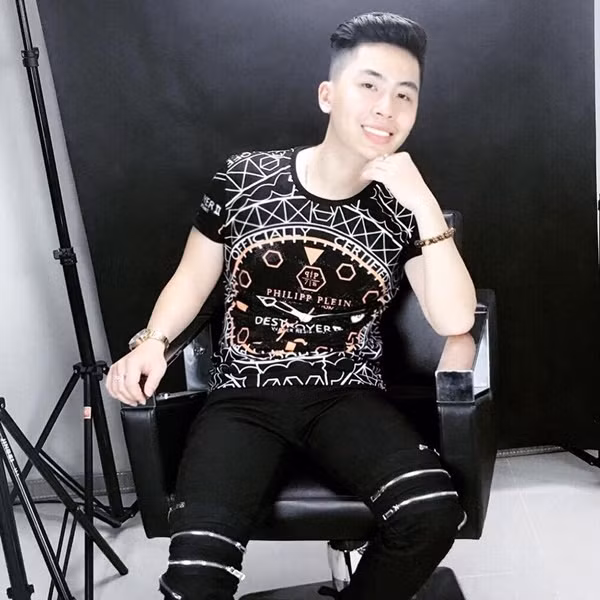 Trên một số diễn đàn, anh chàng còn được nhận xét là bản sao của tài tử Lee Joong Suk. Những hình ảnh quá khứ và thực tại của anh chàng tạo bất ngờ thú vị lớn cho mọi người.