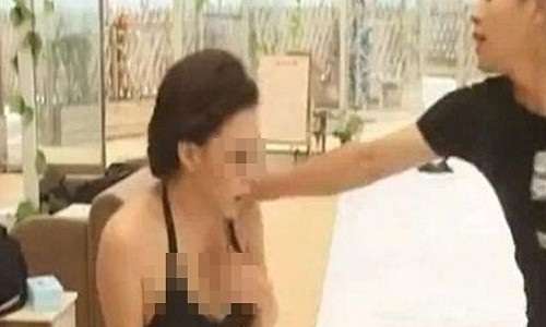 Lot do, doi ao nguc tang ban gai cu giua nha hang-Hinh-2