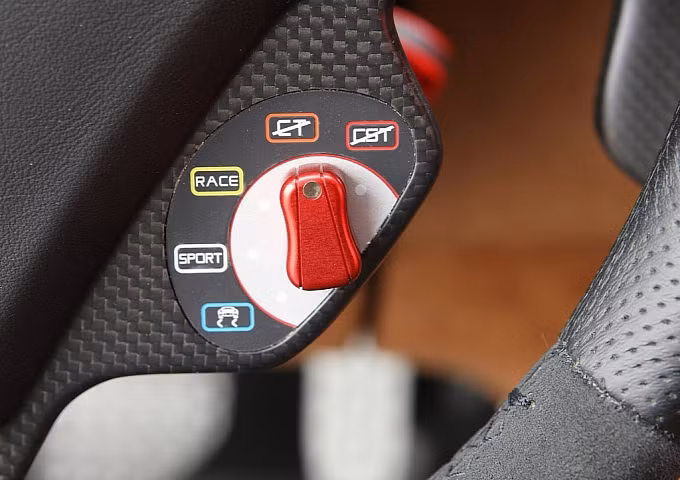 Lay le voi ban gai, chang trai lam sieu xe Ferrari tan nat