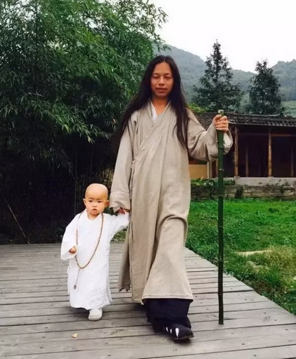 "Chú tiểu" đáng yêu này thực chất là một bé gái 14 tháng tuổi, tên là Ngô Chiếu Nghệ Mặc. Từ khi sinh ra, Tiểu Nghệ Mặc đã sống trên núi. Ngoài bố mẹ, cô bé rất ít khi tiếp xúc với người khác. Bố Tiểu Nghệ Mặc là truyền nhân đời thứ mười ba, phái Tùng Khê của Võ Đang.