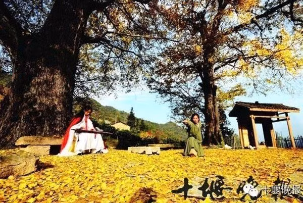 Sáng luyện kiếm, tối thổi tiêu, cuộc sống như trong phim kiếm hiệp.