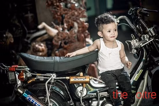 Chí Đức đã tạo nên những hình ảnh thợ sửa xe siêu đáng yêu, ngộ nghĩnh.