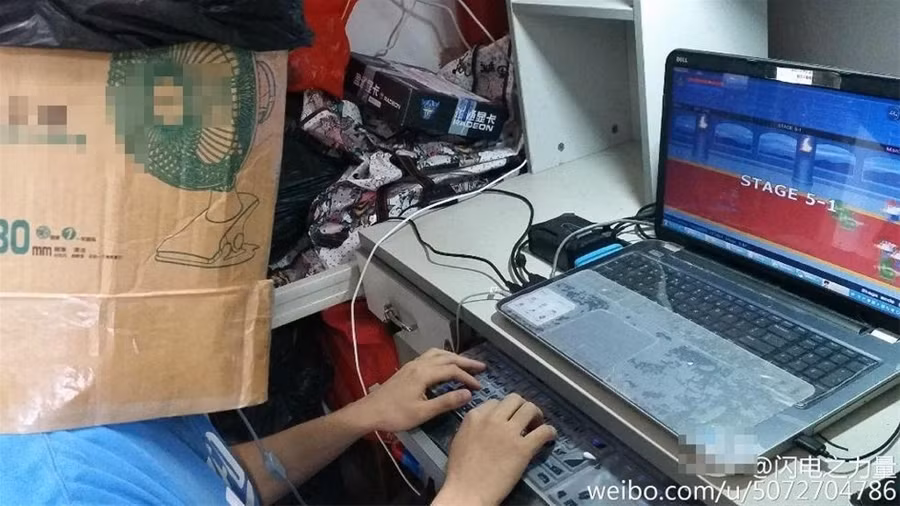 Nhờ thiết bị đặc biệt này mà anh chàng sinh viên Trung Quốc có thể chung sống với những người bạn cùng phòng có thói quen hút thuốc.