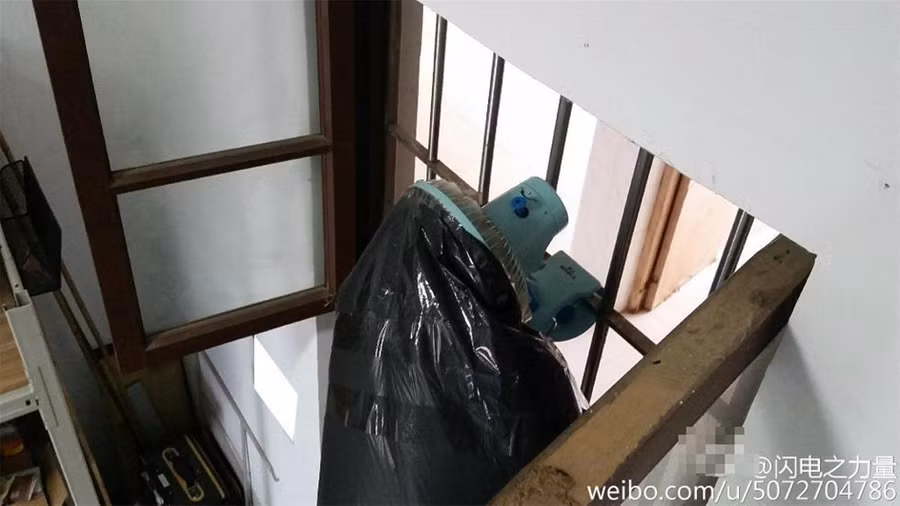 Các bộ phận của thiết kế này được gắn với nhau bằng băng dính.