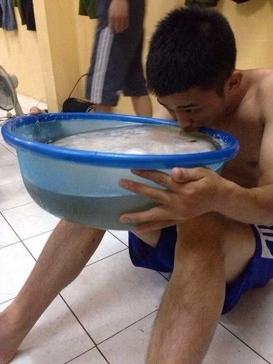 Anh rất ít khi uống bia, một khi đã uống là phải uống cả chậu. Ảnh: Facebook.