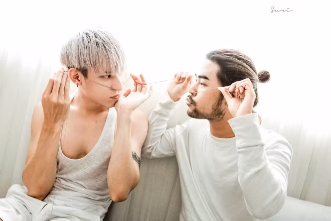 Những ngại ngùng qua những cái nắm tay của em và Tin, khi tôi chọc Tin cười ít thôi, thấy hết niềng răng bây giờ thì Ric nhẹ nhàng niềng răng đẹp mà rồi những cái vuốt tay chỉnh áo, chải lại tóc cho nhau rất đỗi nhẹ nhàng và tự nhiên. Mà chắc rằng ai nhìn thấy cũng có đôi chút ghen tị…”