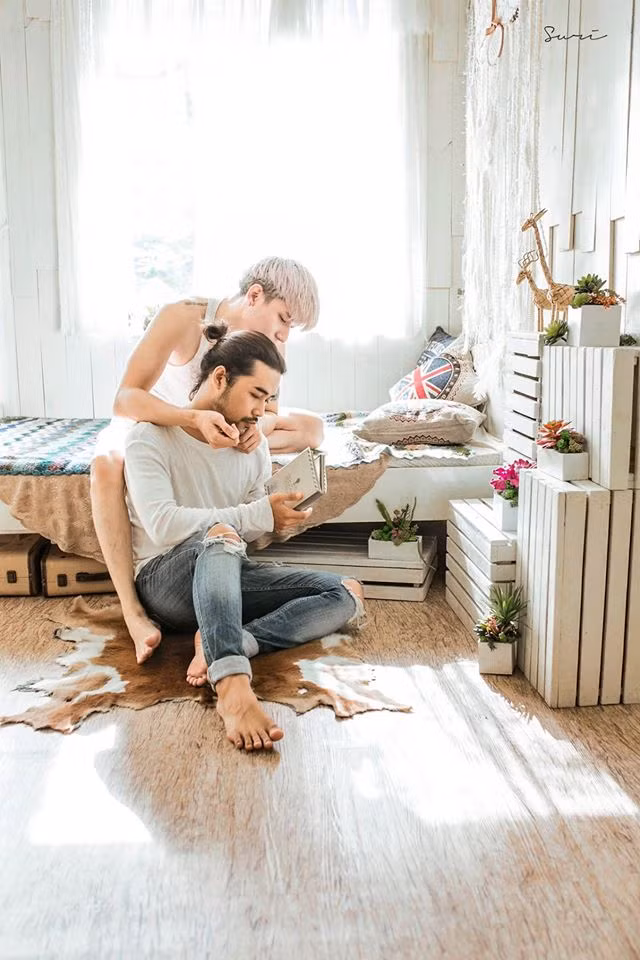 Khi được hỏi bộ ảnh này được thực hiện như thế nào, nhiếp ảnh gia Suri chia sẻ: “Tôi biết Ric khá lâu, từ khi chập chững nhúng tay vào nghề, em có cái nhìn thẩm mỹ tốt, hiền, ngoan, lành tính và có 1 tâm hồn đẹp, rồi tôi chứng kiến tình yêu của em dành cho Tín, ngây thơ và trong trẻo, mộc mạc như cỏ cây hơi thở, là 1 buổi chiều em kéo Tin đến thăm nhà, phụ tôi làm vài thứ linh tinh rồi ngẫu hứng chụp mà không chuẩn bị gì cả, suốt cả buổi chụp ngẫu nhiên đó, tôi chỉ thấy những nụ cười, niềm hạnh phúc qua khoé mắt.