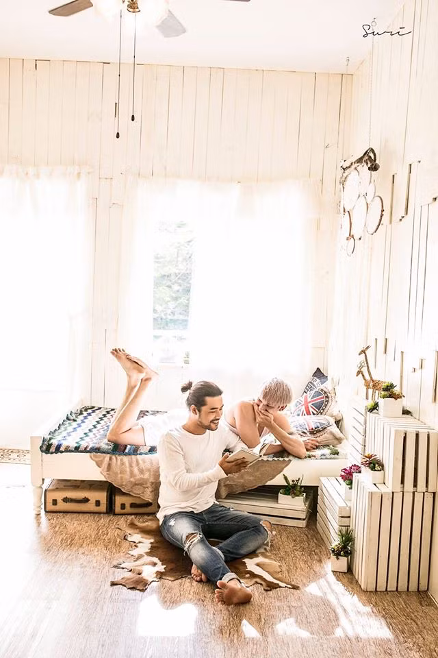 Nhiếp ảnh gia Suri cũng tâm sự thêm: “Có thể nói đây là bộ ảnh đầu tiên tôi chụp về tình yêu đồng tính, đó là thứ tình yêu không có bất cứ sự ràng buộc nào và đôi khi phải hứng chịu những ánh mắt kì thị, tôi cũng đã từng là 1 người kì thị thứ tình yêu này khi thấy những shoot hình sắp đặt đầy gợi dục về đồng tính nam nhan nhản trên mạng chỉ để lăng xê nhau nổi tiếng, nhưng khi chính tay mình cầm máy chụp cho 1 cặp đôi thật.